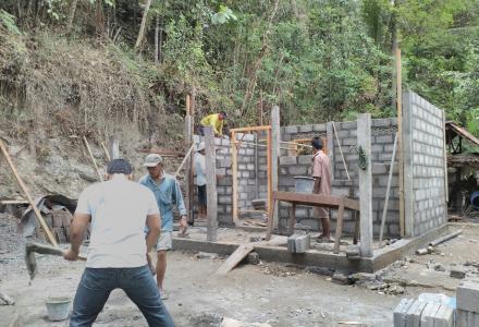 Karang Taruna Guwosari membedah 3 rumah