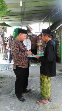 Pemerintah Desa Guwosari memberikan akta Kematian saat bertakziah