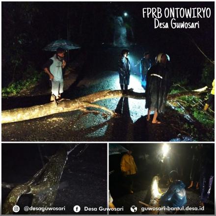 MESKI HUJAN TIM FPRB ONTOWIRYO CEPAT TANGGAP EVAKUASI POHON TUMBANG